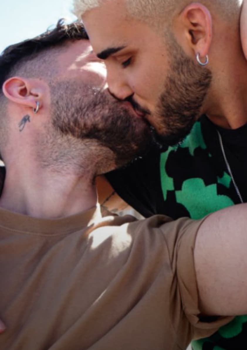 URPS Campaign - Couple kissing